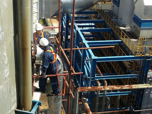 煉油廠常減壓法蘭柴油泄漏，DN500PN3.9MPa，溫度420℃，采用特種堵油膠實施堵漏成功。